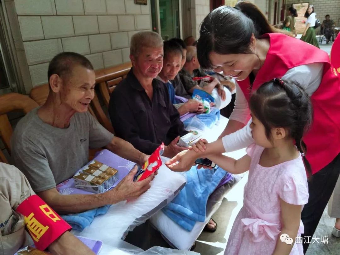 小朋友们给每位爷爷奶奶送上了慰问礼品,并与老人们握手谈心.