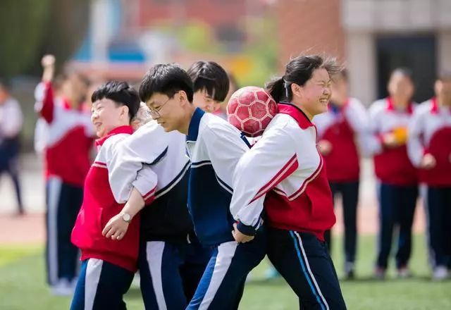 2019年5月15日,呼和浩特市第六中学的高三学生在进行背靠背赛跑游戏.