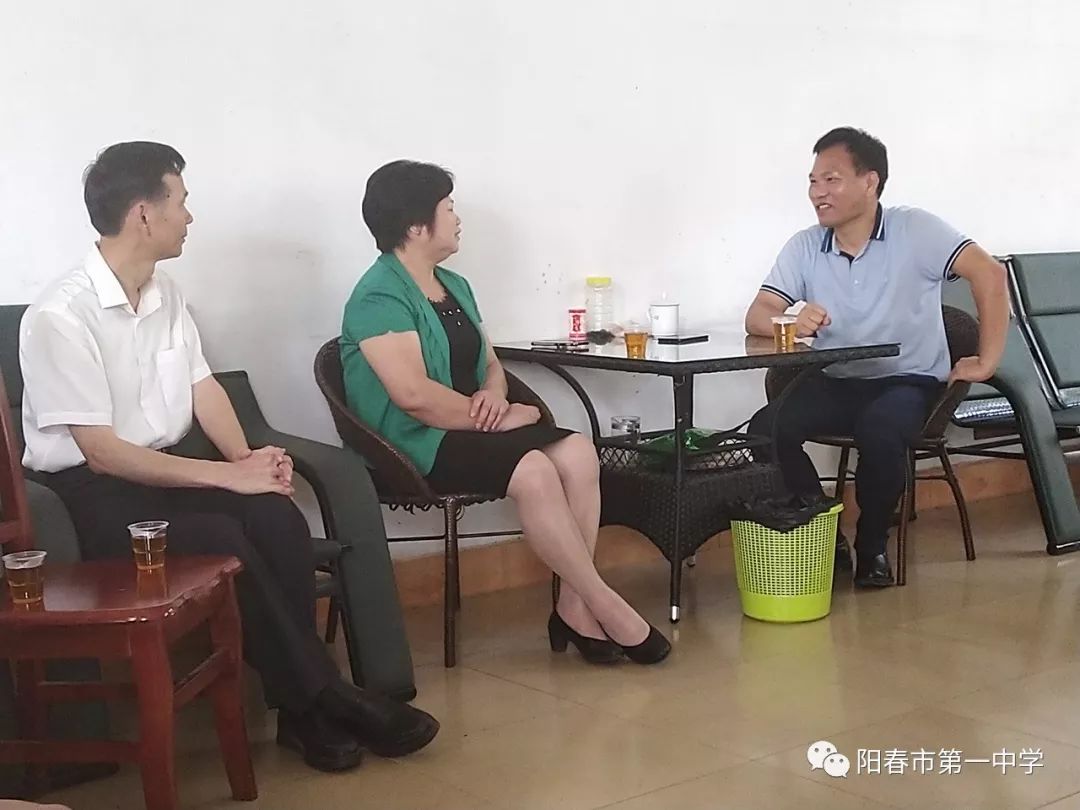 余秀坤同志与谭元军校长亲切交谈