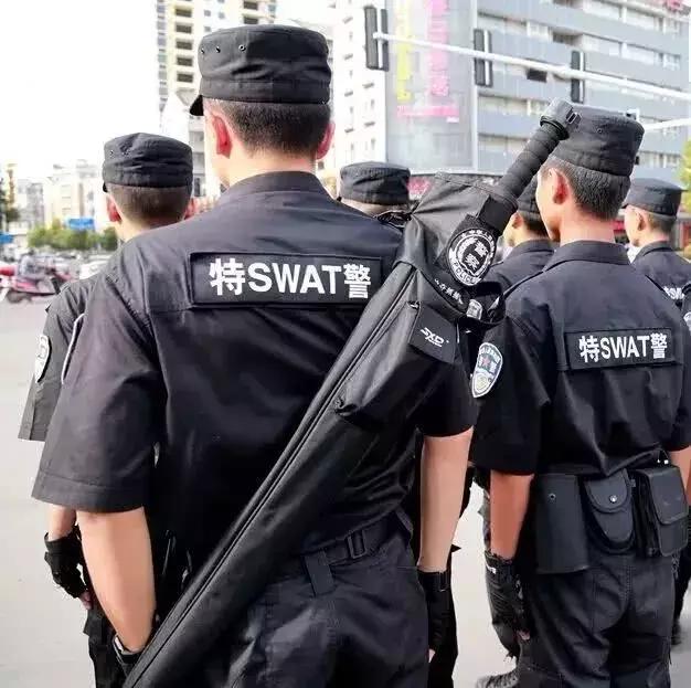 中国警察身背"大宝剑"巡逻!为啥民警现在都爱用古代冷