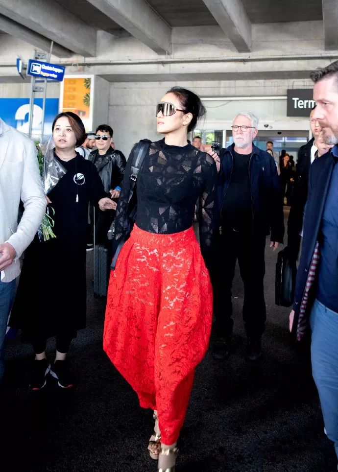 脸都丢国外了!中国网红扎堆蹭戛纳红毯,又有女演员拖时间被保安驱赶? 久久99热只有频精品6