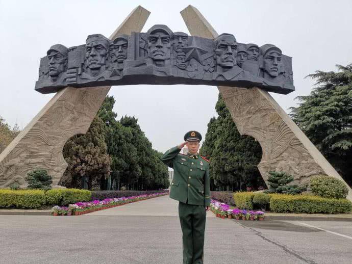 70年前，他的祖父牺牲在解放上海的战斗中