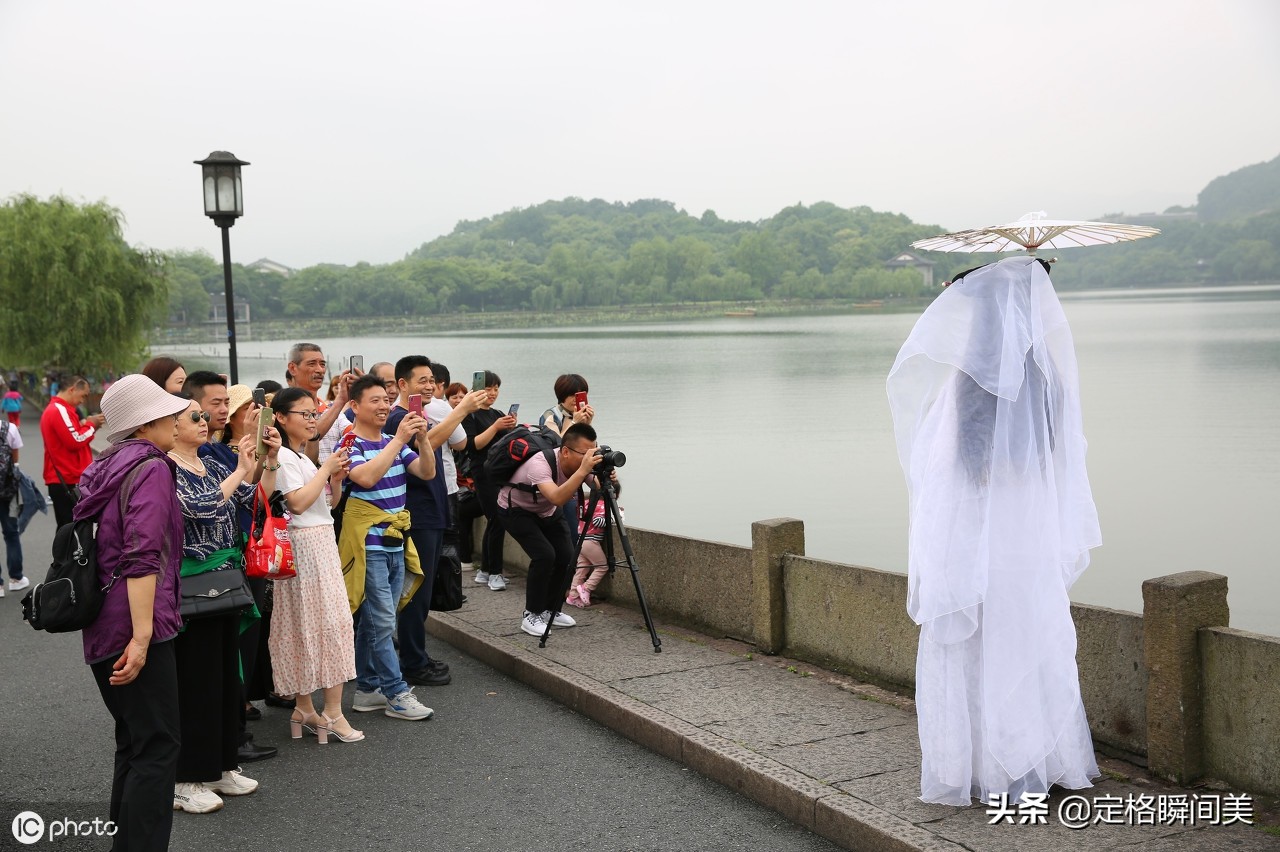 高颜值女孩扮白娘子游西湖断桥 引游客拍照围观 遇到一尴尬场面