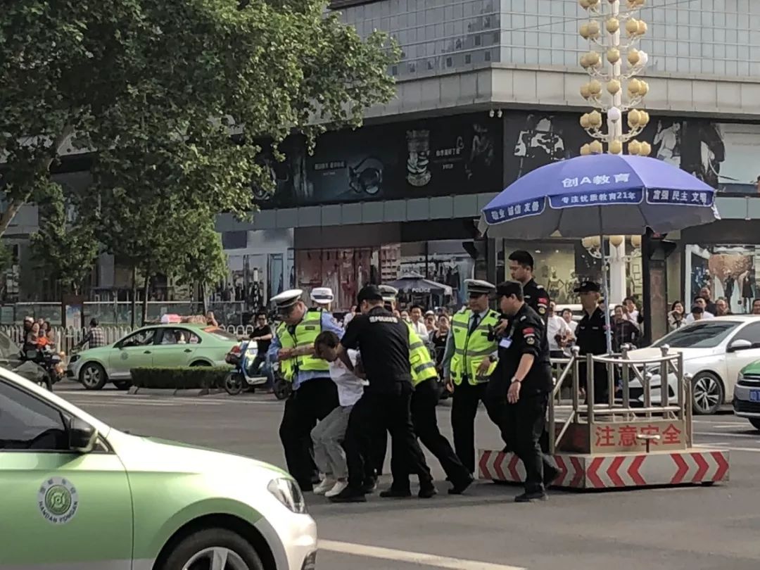 事发邯郸中华大街人民路交叉口!一女子躺在交通岗上引起众人围观!
