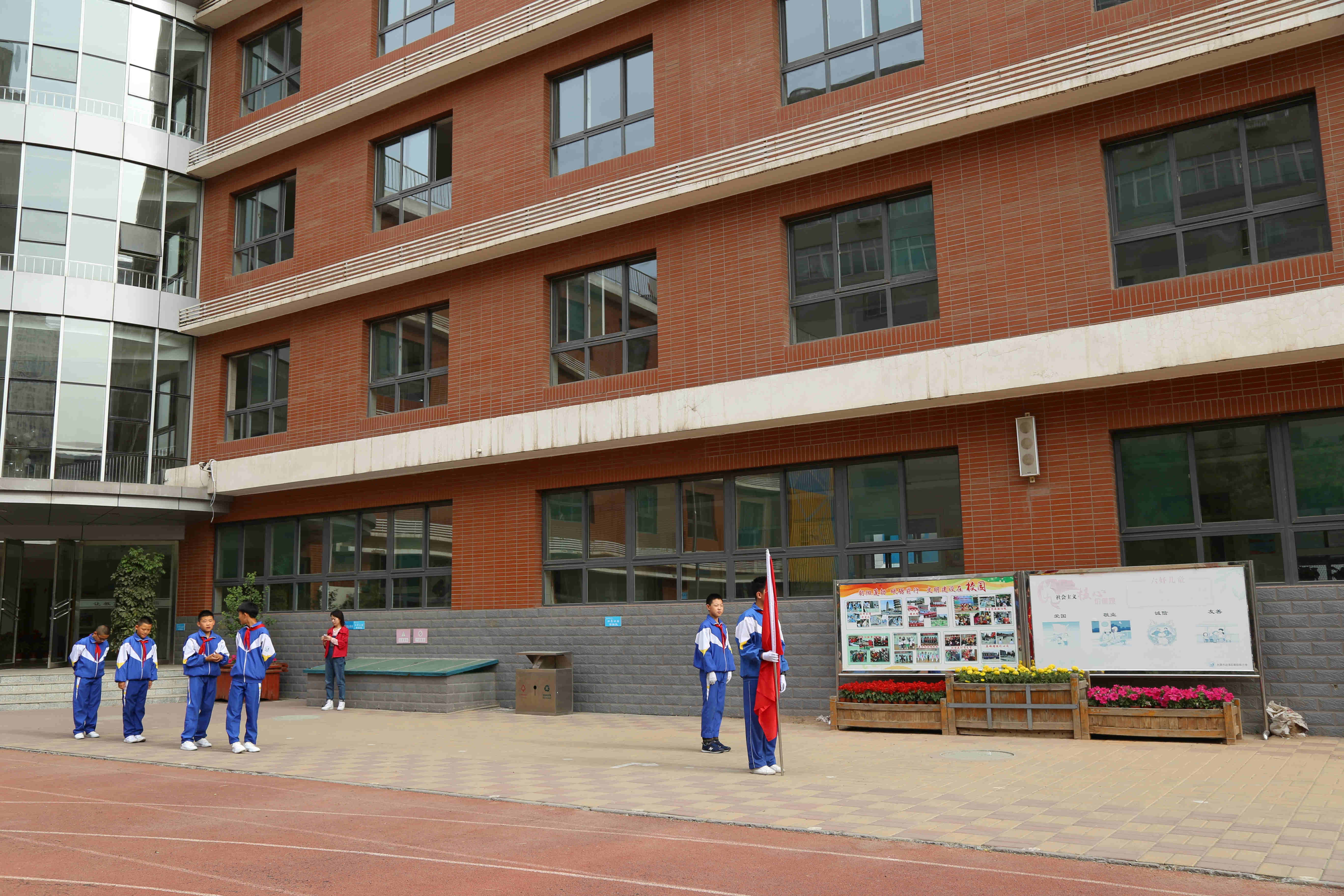 为共产主义事业而奋斗时刻准备着迎泽区朝阳街小学举行新队员入队仪式