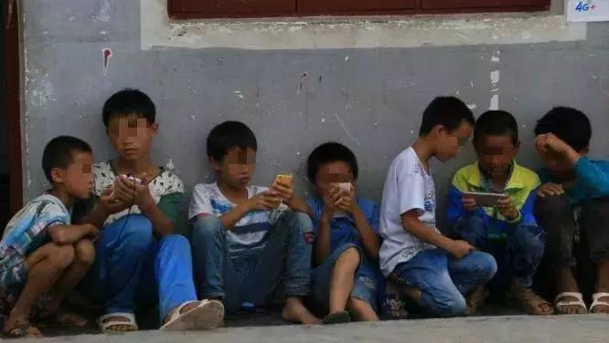 中国穷人的孩子,正在被手机废掉