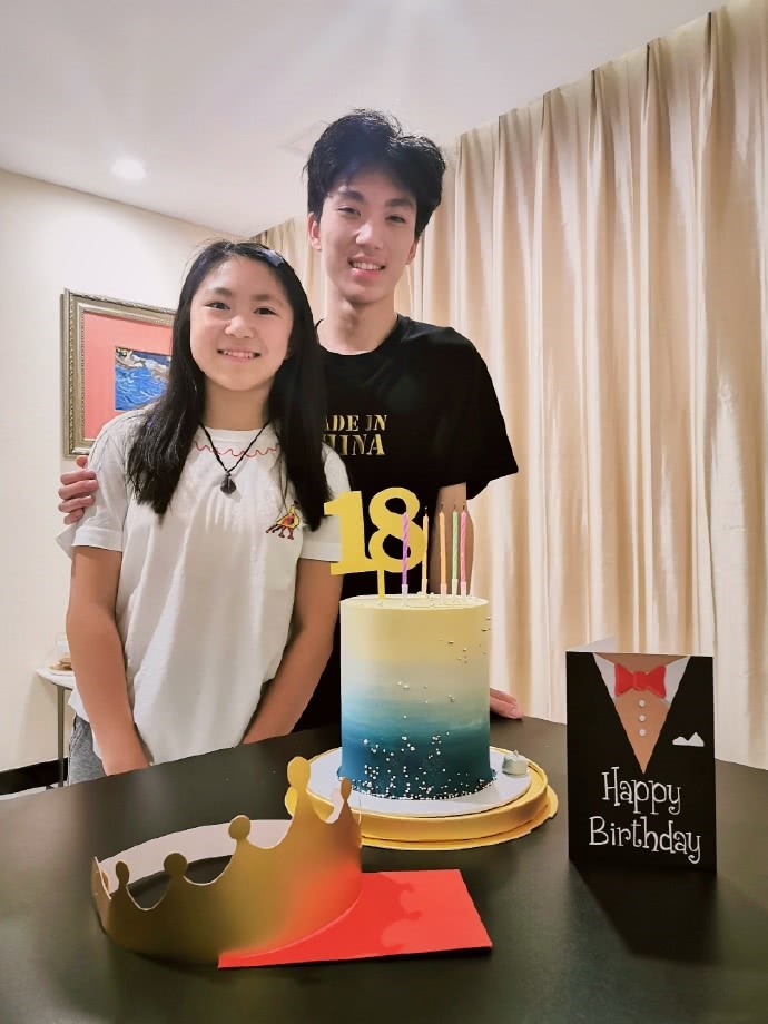 陈婷晒儿子成年照颜值神似父亲张艺谋感慨比自己早拿奖20年