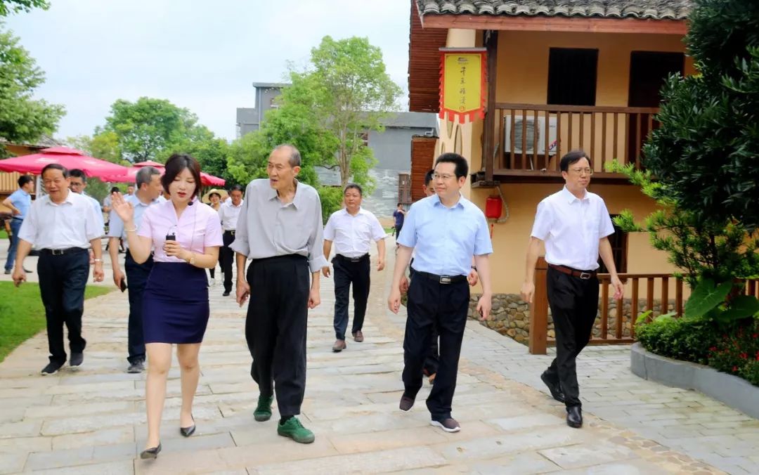 5月16日至17日,市(厅)级离退休干部考察组一行先后深入我县天龙山景区