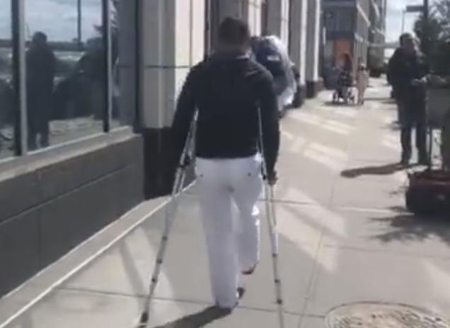 周立波拄拐杖现身街头脚崴伤特别严重剧痛呼吁公众关爱残疾人