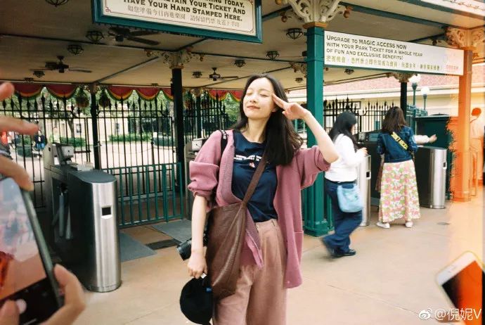 倪妮晒迪士尼素颜照,引28万人点赞,网友:以前的旅行照都白拍了 申博sunbet官网