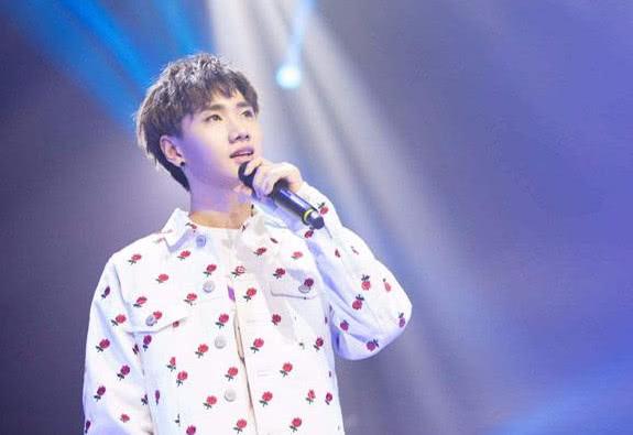 汪苏泷街上突吻靳梦佳,疑似恋情曝光,网友 其实早该猜到