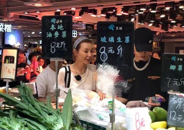 影后张曼玉现身香港菜市场 与范丞丞一起买菜讨价还价 bbin平台大全