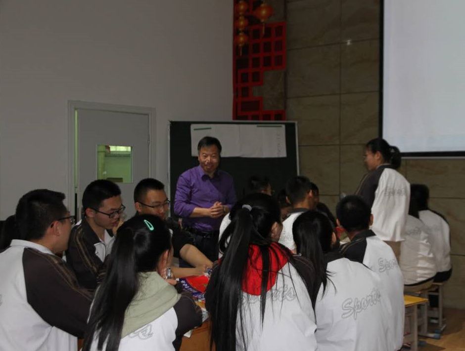 宁德市柘荣一中校长杨良雄和宁德市民族中学副校长王神华在县一中就