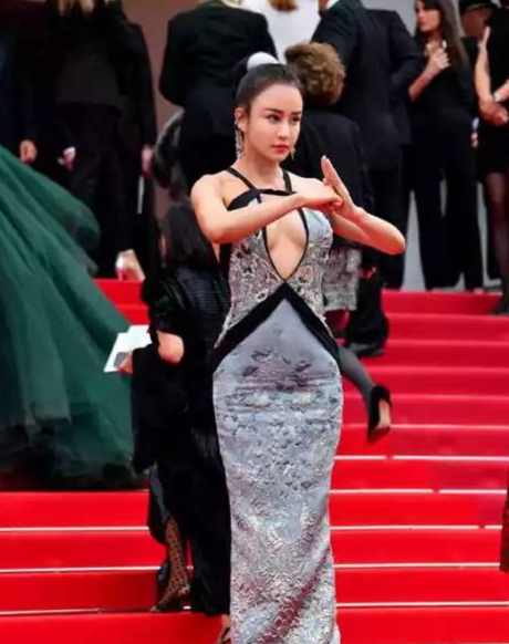 母其弥雅,中国新锐功夫女星 由于去年的走红毯火爆了后 这次便大胆
