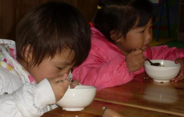                     儿科医生坦言：这4种早饭早进黑名单了，积食还伤脾，难怪娃生病