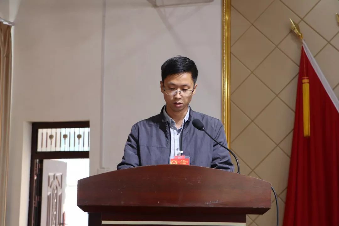 乡党委委员,武装部长张林红在预备会议上做寺河乡第三届人民代表大会