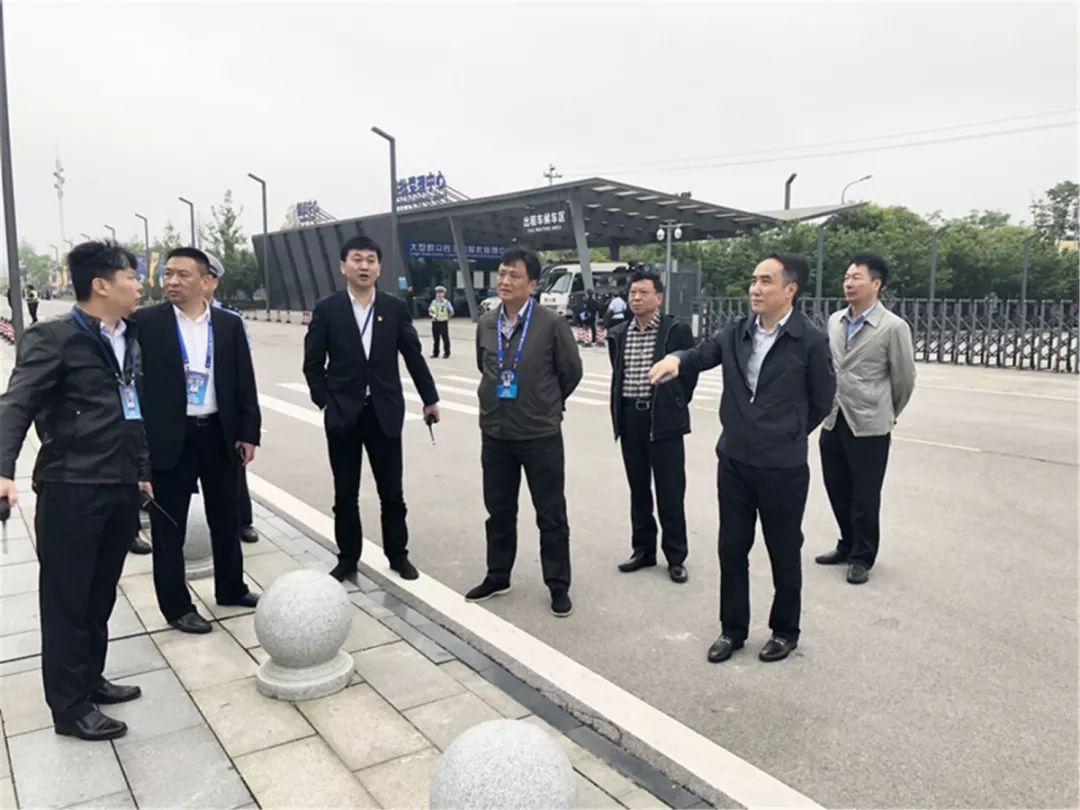 8点,市公安局党委委员,副局长徐波跃在展览会现场检查督导安保工作