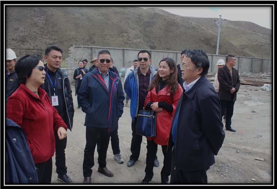 州教育和体育局局长徐杰一行,在甘孜县常务副县长达尔比,甘孜县教育和