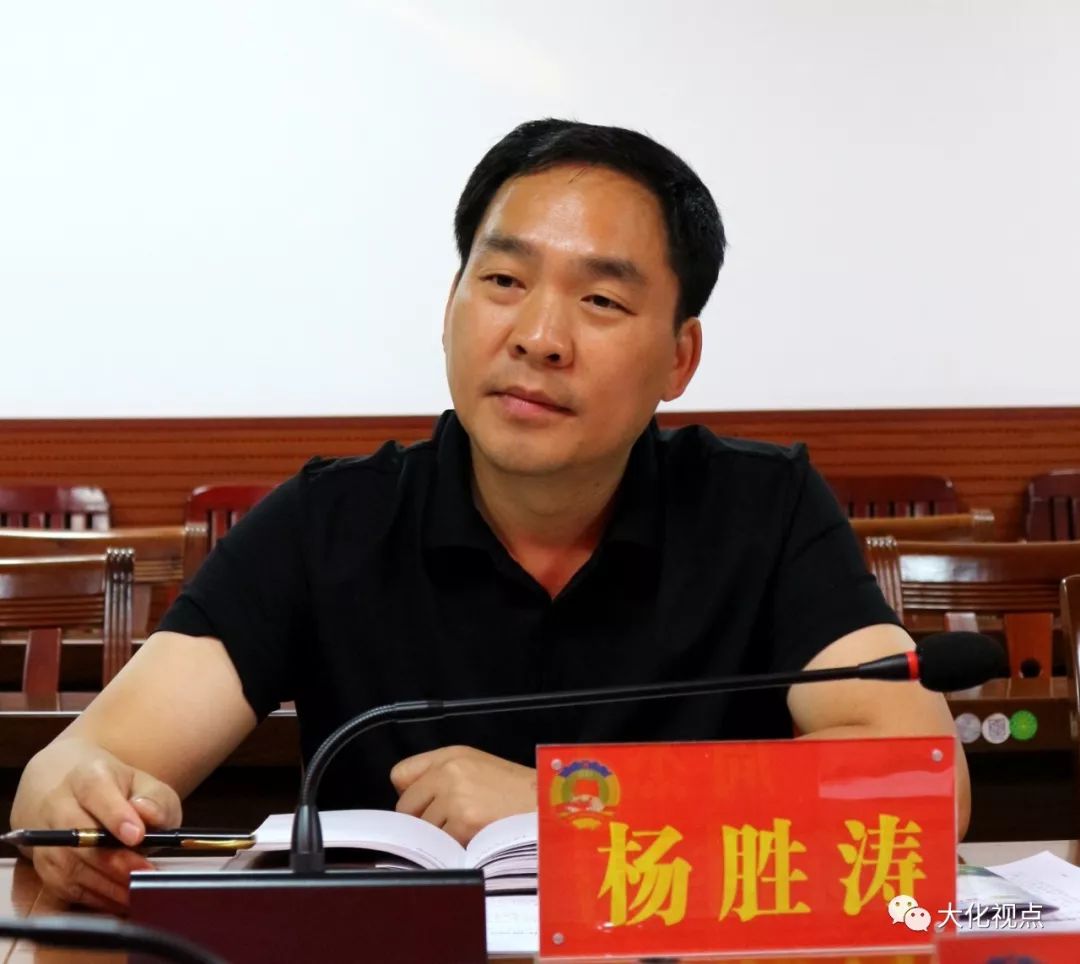 杨胜涛向调研组汇报我县扶贫工作进展情况.