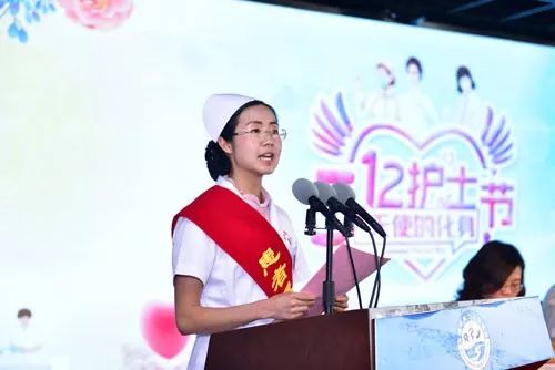 图十四:2018年度"患者最满意十佳护士"代表—骨一科护师张文焕获奖