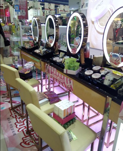 而是四把,对应四个化妆镜,台上摆放该品牌的化妆品,简而言之,这就是一