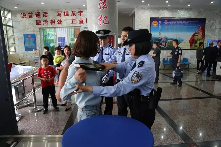 5月15日上午9点,被告人左佳琼涉嫌强迫交易罪,敲诈勒索罪,寻衅滋事罪