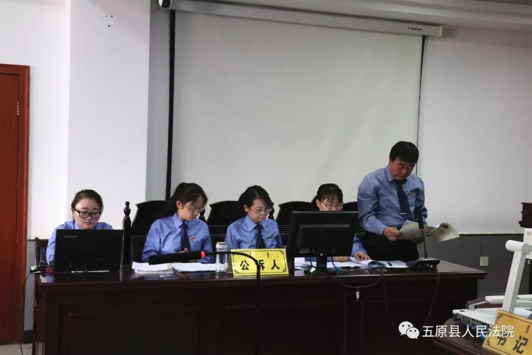 五原法院公开审理李某等6名被告人涉黑案件