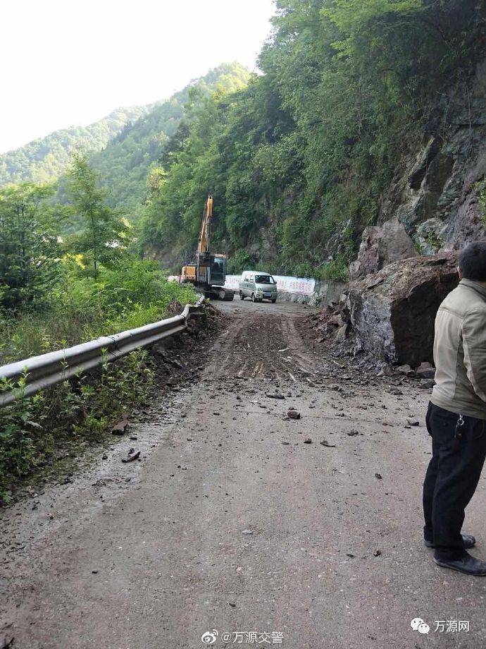 万源康乐至竹峪路段,今早发现山体塌方