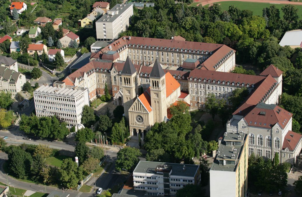 匈牙利名校推荐l罗兰大学(综合排名第一)
