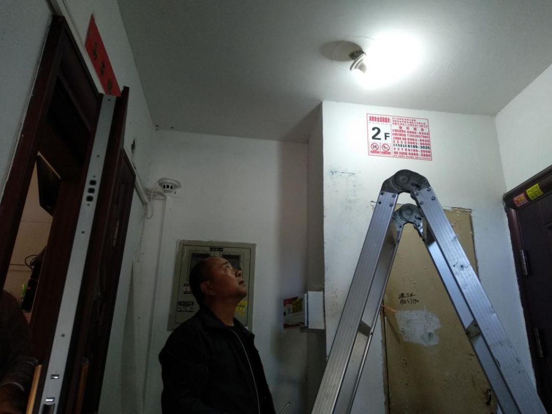 社区干部到反映人家中了解情况 因本小区属于无物业老旧小区 楼道灯