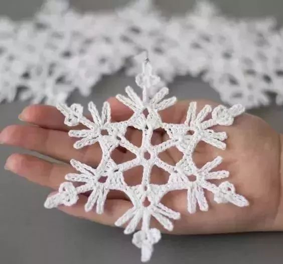 编织六月飞雪是不可能的干脆动手自己钩一片雪花吧附教程