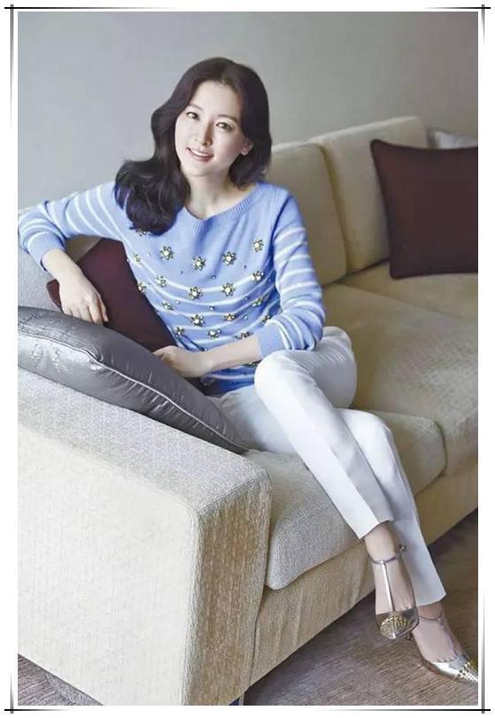 48岁李英爱厉害了,穿条纹套装至少年轻20岁!换个人穿一准大妈样