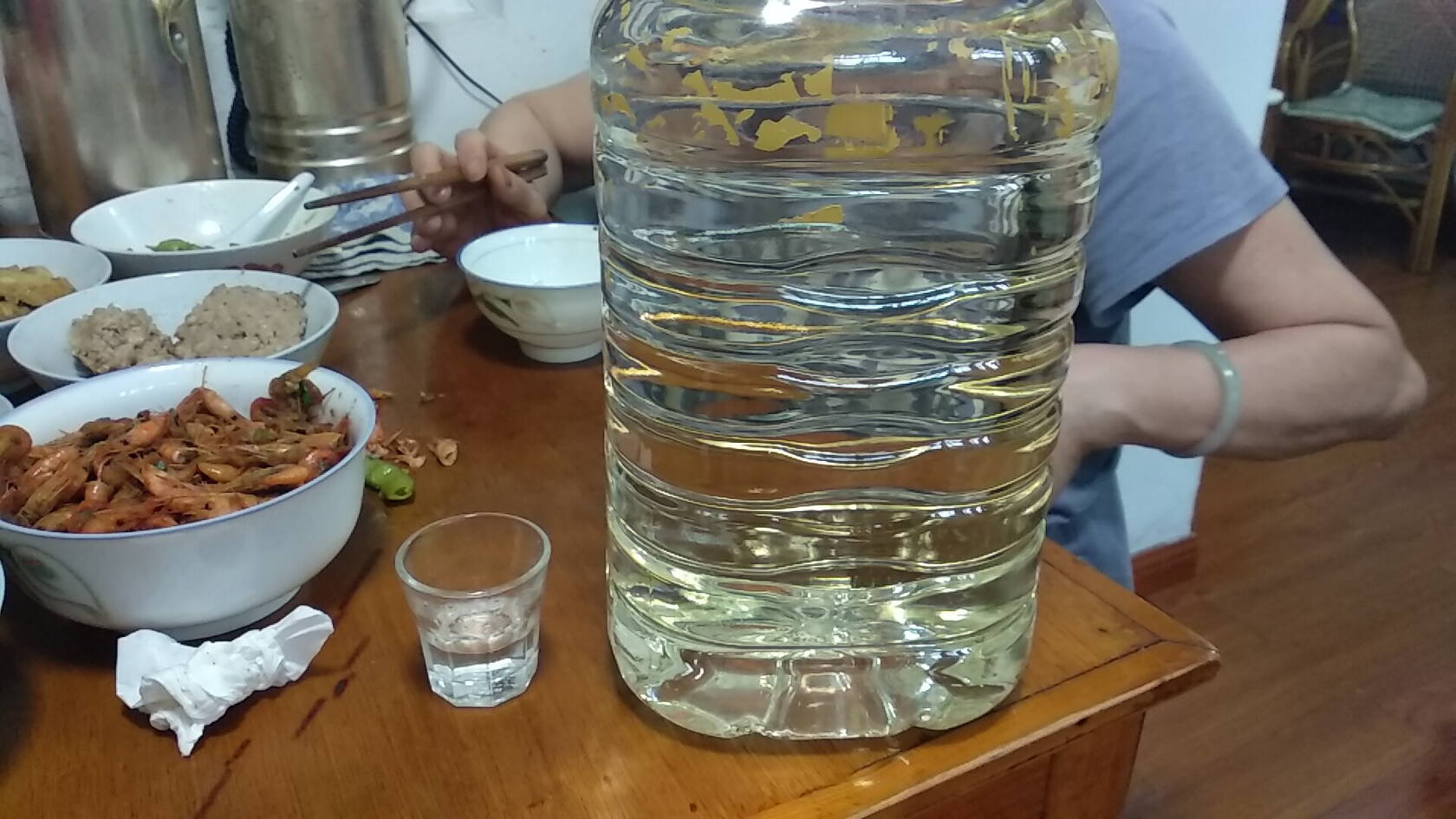 为什么看着酒色微黄，但是喝着像新酒？酒色如何作假