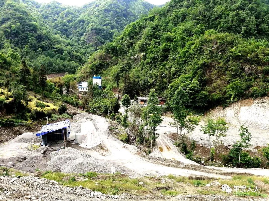 何充率队到平南羌族乡调研九绵高速lj24标建设推进情况和农旅小镇建设