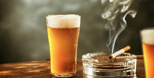 为什么老年人更容易有口臭?除了抽烟喝酒,还可能是一些疾病症状