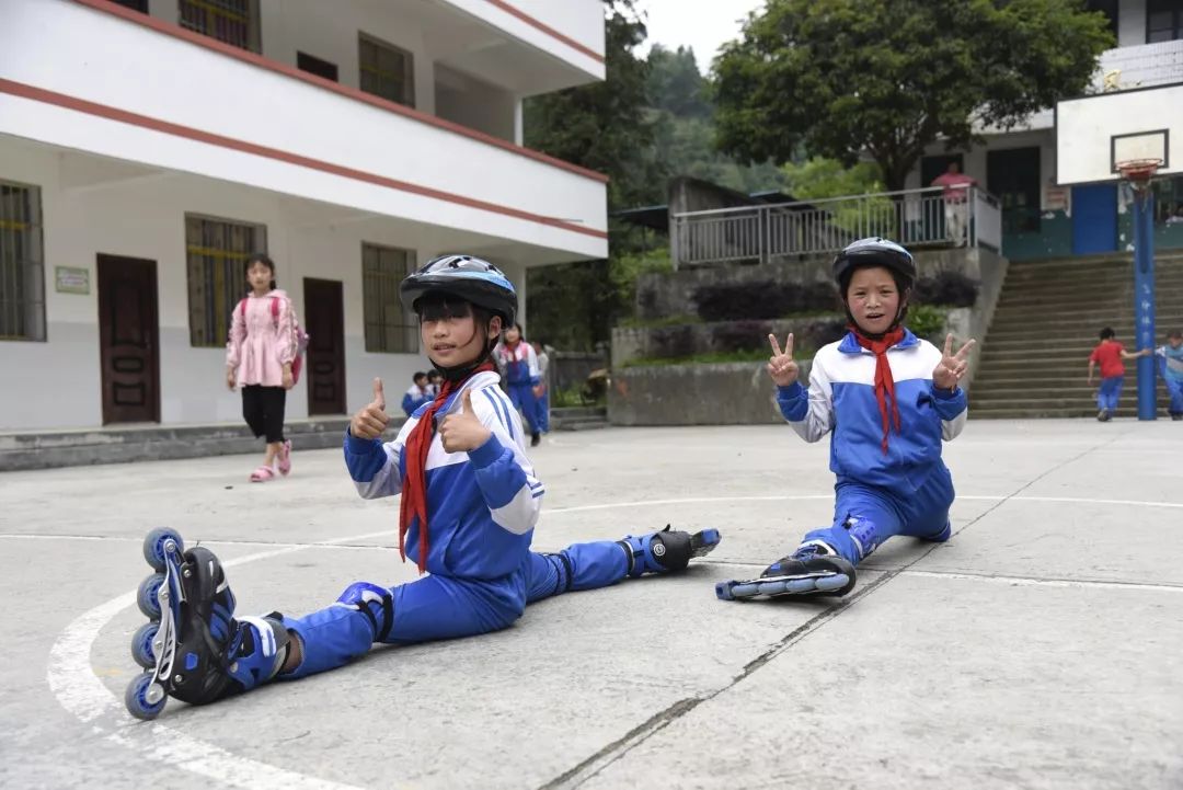 四年级的侯媛丽和好朋友阳芳英一起表演下竖叉技能近年来,马堤乡党委