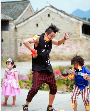 谢娜老公为女儿扎头发:老父亲不会带娃?你怕是