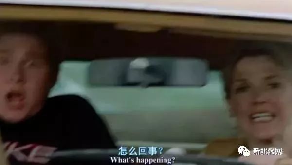 《死神来了2》开篇 出车祸的片段里有这样一幕: 前方发生车祸 一辆