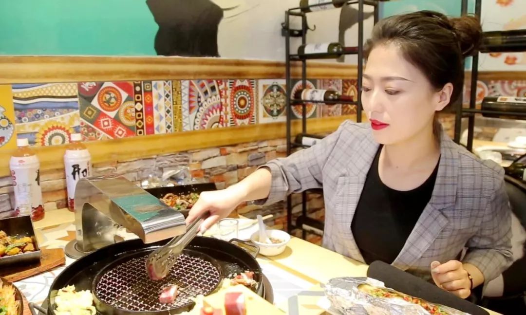 【小媛爱美食】美女老板说来这儿吃烤肉,肉9块9,菜品免费上!