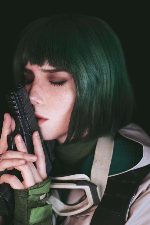 《彩虹六号:围攻》ela cosplay 眼眸深邃神似官方立绘_角色