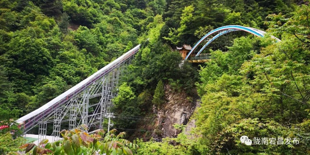 景区在5·19中国旅游日当天享受飞天魔毯,9d玻璃桥,滑道三大游乐项目
