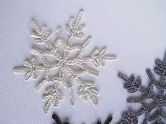 编织六月飞雪是不可能的干脆动手自己钩一片雪花吧附教程