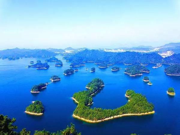 烟波浩渺,水天一色,无数个小岛像上帝随意投下的一把骰子,在水中浮浮