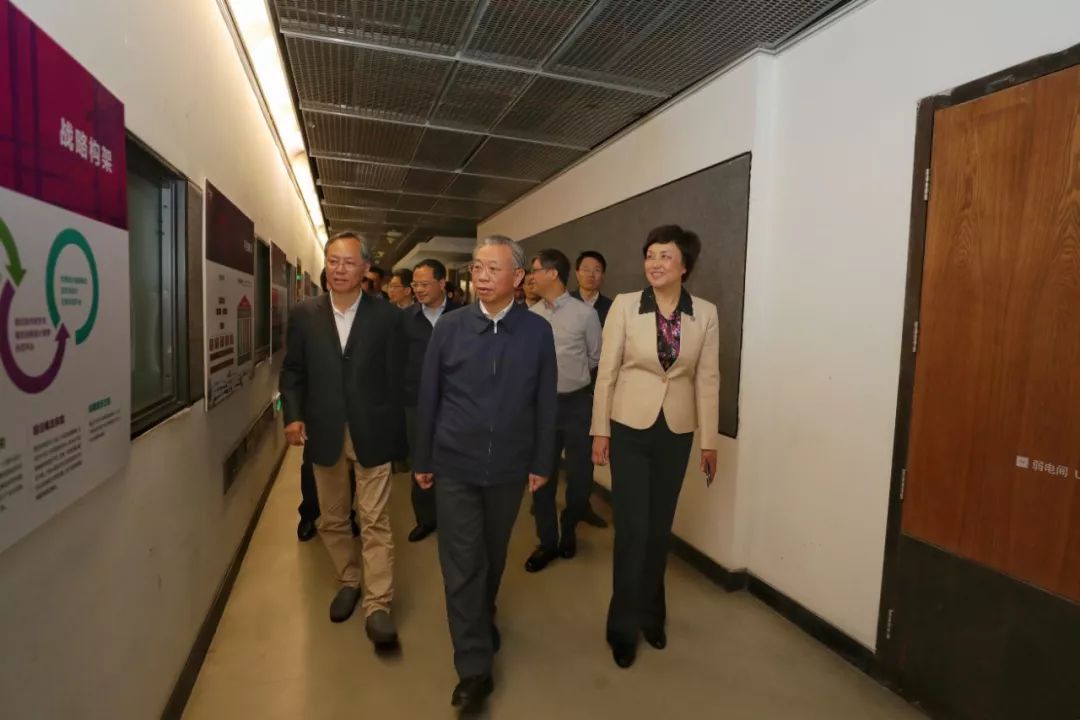 山东省委书记率团访问清华大学美术学院
