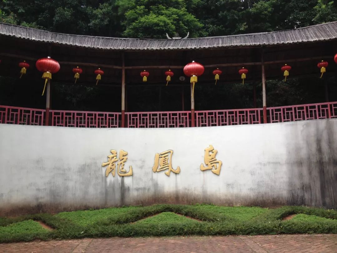 龙凤岛祈福傍晚,看夕阳染红了湖面,又微带一点黄与蓝.