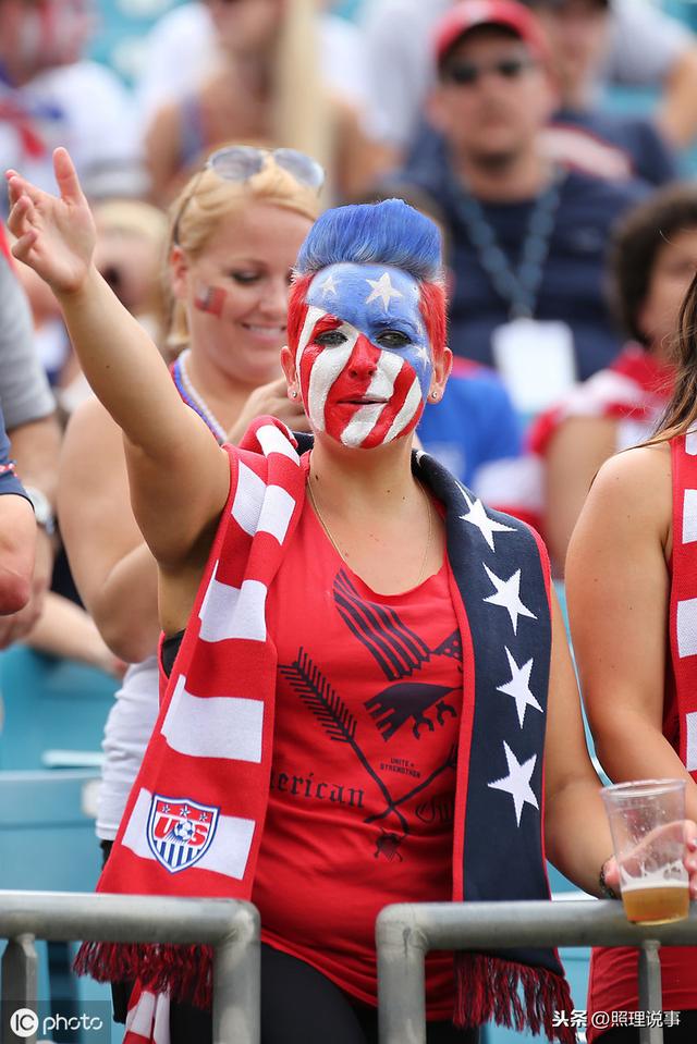 美国的一场橄榄球赛，为何引起了巨大的社会争议？背后有什么故事