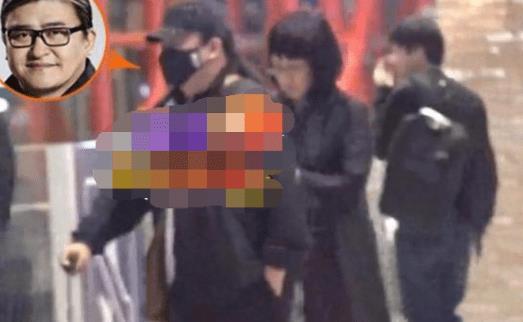 55岁刘欢与妻子合体现身机场被偶遇,结婚30年依旧恩爱如初 mg电子游戏娱乐官网