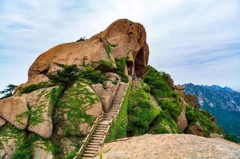 槎山风景区 槎山横卧于荣成市南部的黄海之滨,主峰清凉顶海拔539米,因