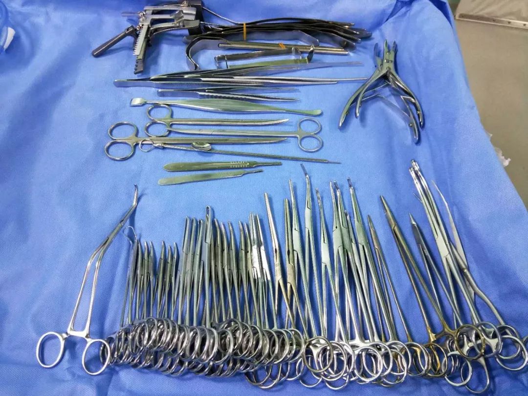图为2019年心血管外科手术器械包之一,其中脑压板,拉钩,卡尺等手术