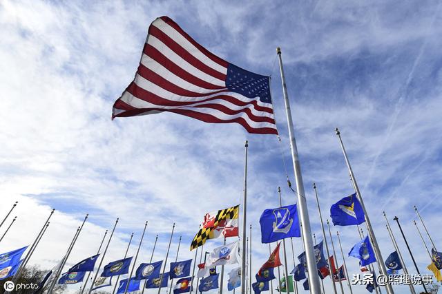 美国的一场橄榄球赛，为何引起了巨大的社会争议？背后有什么故事